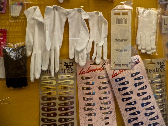 Window display of haberdashery  in Cádiz. Photo© snobb.net